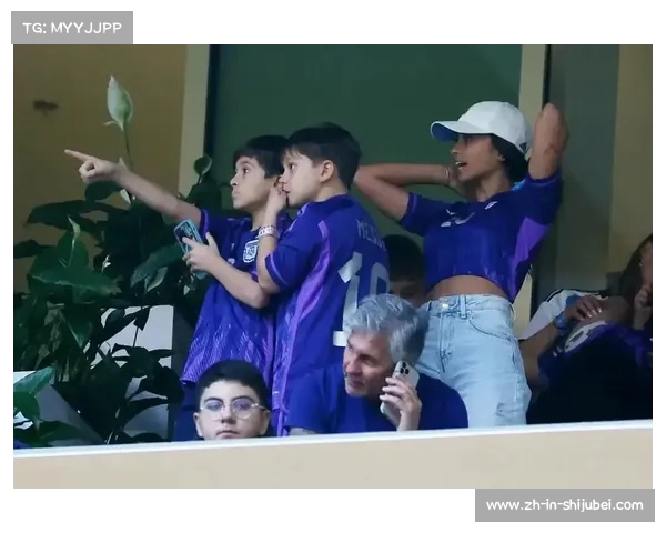 安东内拉携孩子们身着10号球衣为梅西助阵世俱杯篮球赛现场温馨画面